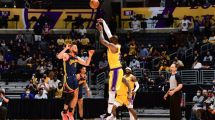 Imagen de LeBron y su triple cerca del cierre para los Lakers