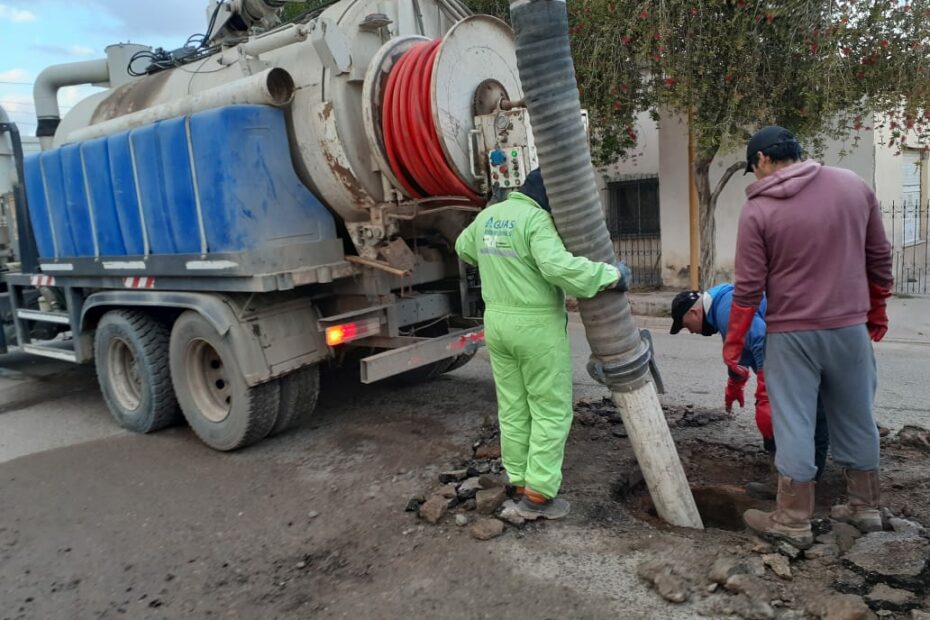 De desobstruyeron cámaras para mejorar la circulación de los efluentes cloacales en Regina. 