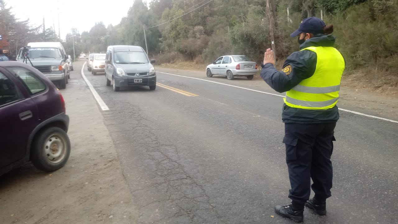 La policía cortó el tránsito en la avenida Pioneros, entre el kilómetro 3 y 3,5. Foto: gentileza