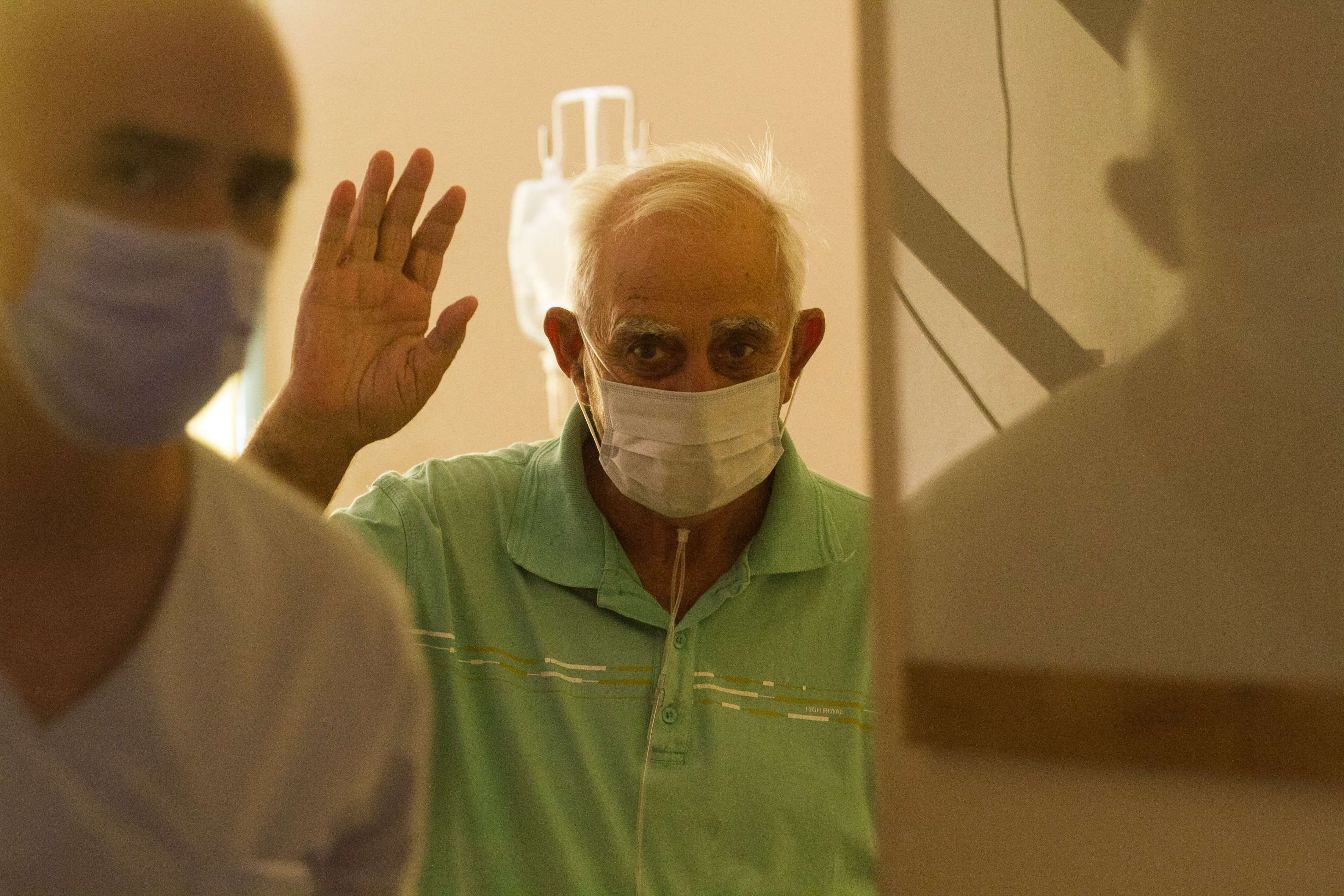 Mario saluda en el momento de su alta médica.
 
Foto: Pablo Leguizamon