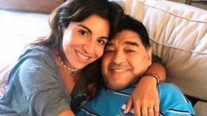 Solicitan suspender la subasta de los bienes de Maradona hasta que Gianinna esté de acuerdo