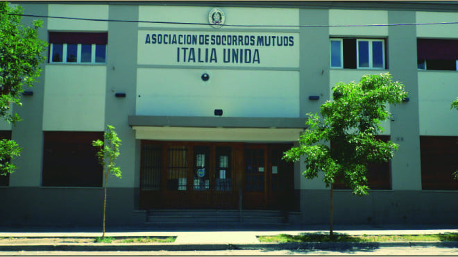 Aquellas reuniones de friulanos determinó que el club quede, finalmente, anclado en Sarmiento y San Martín. Hoy se celebran 102 años de compromiso con la sociedad; habrá venta de tallarines en la sede. Foto Gentileza