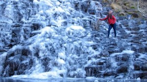 Ola polar: con -15°C, se congeló una cascada en el norte neuquino