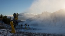 Imagen de El frío permitió activar la fabricación de nieve en el cerro Catedral