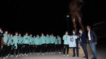 Imagen de Una impactante estatua de Maradona recibió a la Selección, en la sede del partido contra Chile