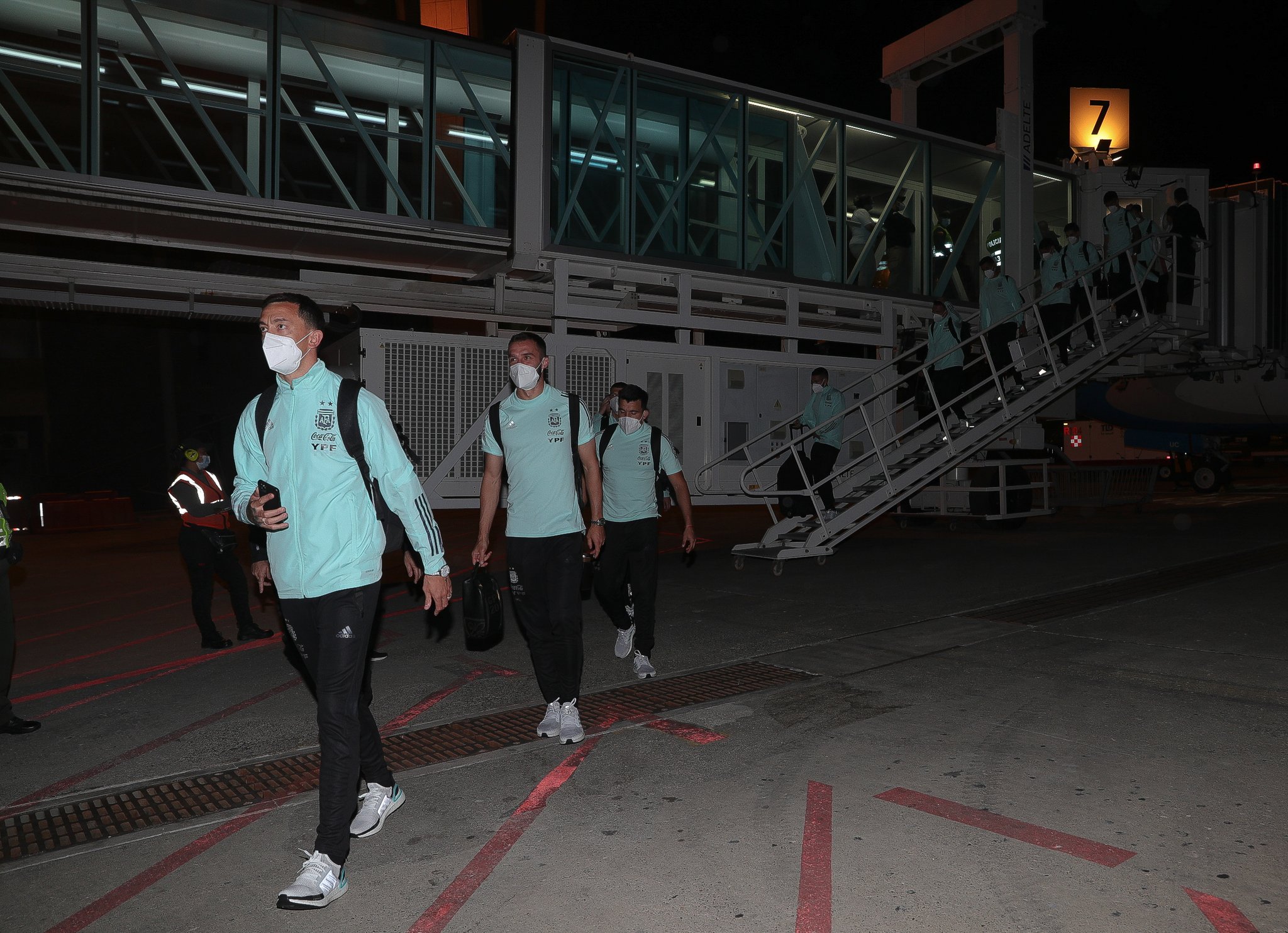 La selección llegó cerca de la medianoche a Barranquilla para jugar ante Colombia. (foto/@Argentina)