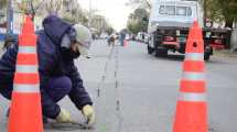 Imagen de Para regular el tránsito, instalan divisor de carriles en una avenida de Regina