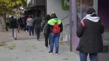 Imagen de Dos cuadras de fila en el Municipio de Neuquén por certificados por obesidad para acceder a la vacuna