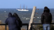 Imagen de La Fragata Libertad surcó el mar de El Cóndor y brindó un homenaje a los héroes de Malvinas