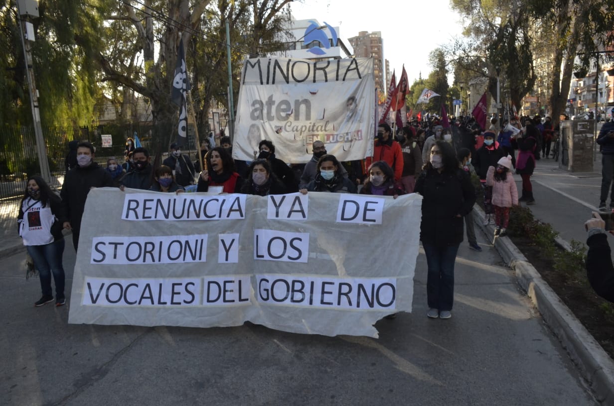 La marcha transitó por el Hospital Castro Rendón. Foto: Yamil Regules