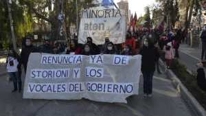 Marcharon en el centro de Neuquén por la explosión en la escuela de Aguada San Roque