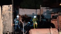 Imagen de Peritaron la casilla que se incendió  en Centenario donde murió un joven