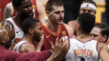 Imagen de Jokic expulsado tras un cachetazo y Denver barrido por Phoenix en la NBA