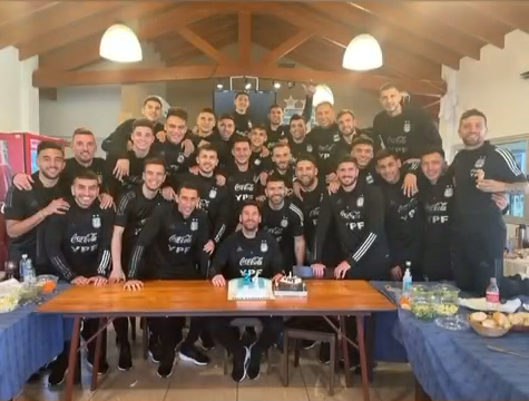 Messi festejó su 34° cumpleaños con sus compañeros de la selección.