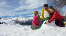 Imagen de La Angostura en plan familiar: caminatas con raquetas, trekking, esquí y snowboard, entre tantas opciones