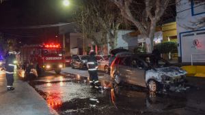 Alcanzaron a salir del auto, antes de que se incendie casi por completo