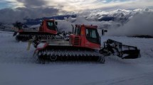 Imagen de Chapelco: fabrican nieve, trasladan la acumulada y recomiendan comprar servicios diarios