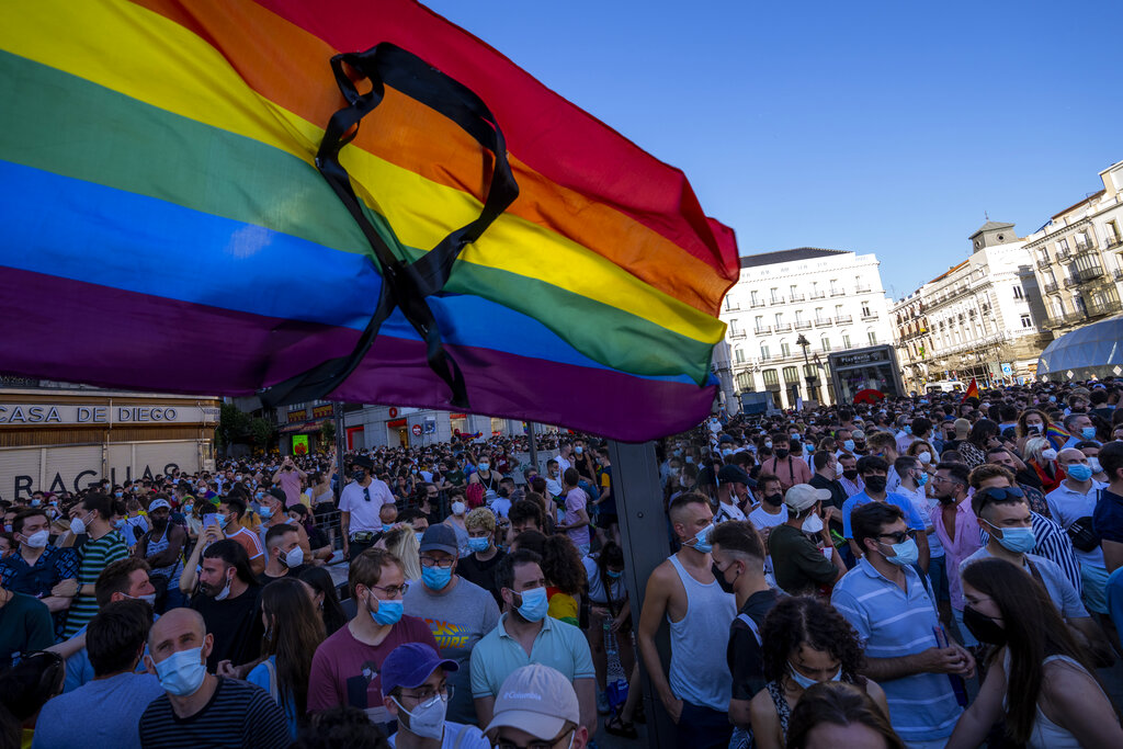 La bandera del orgullo llevó un listón negro ayer durante las manifestaciones en España.