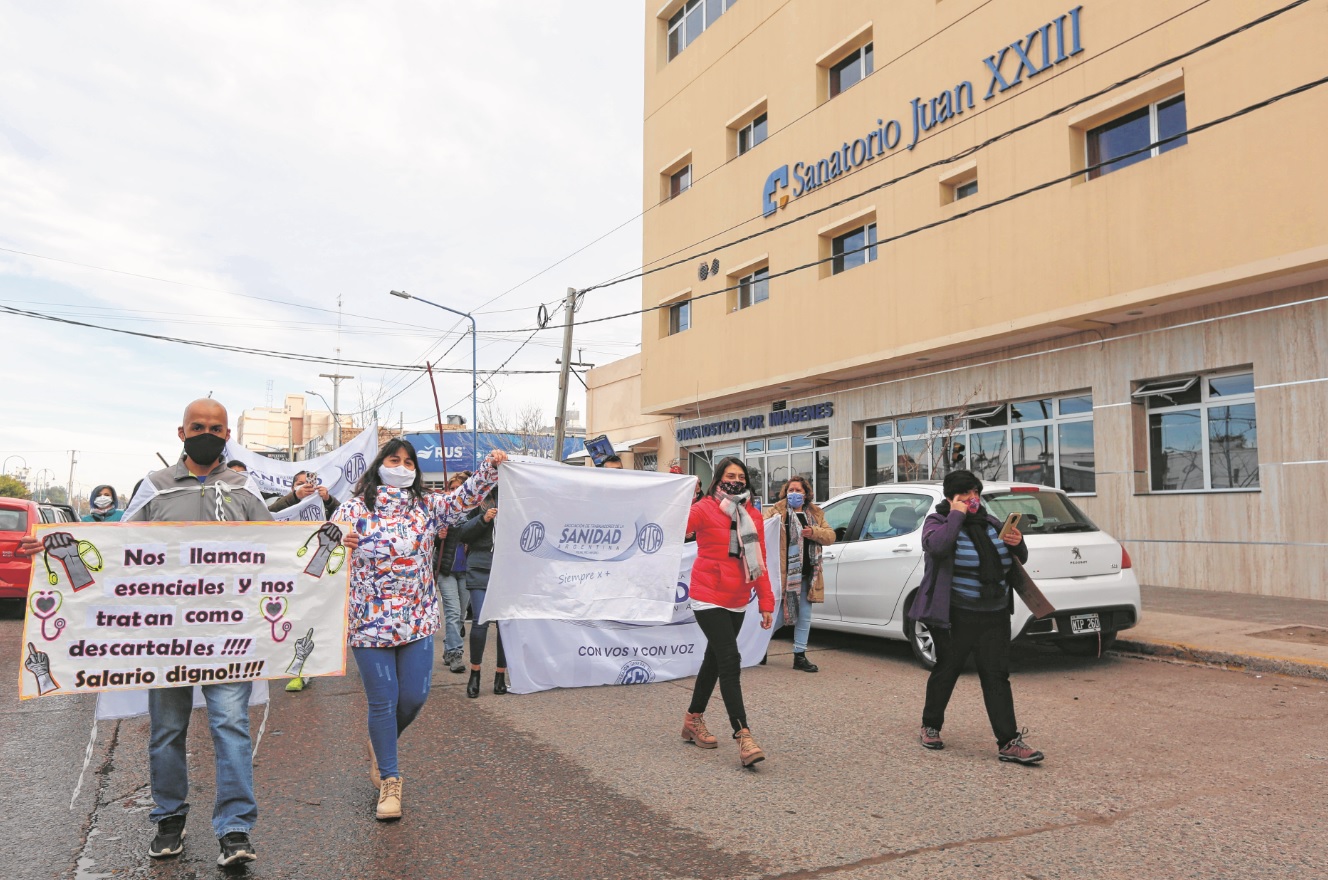 Los trabajadores del sector se movilizaron la semana pasada por las calles de la región. Reclaman un aumento salarial del 45%. (Foto: Juan Thomes)