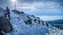 Imagen de A pulmón trasladaron nieve para mantener en condiciones pistas del cerro Catedral