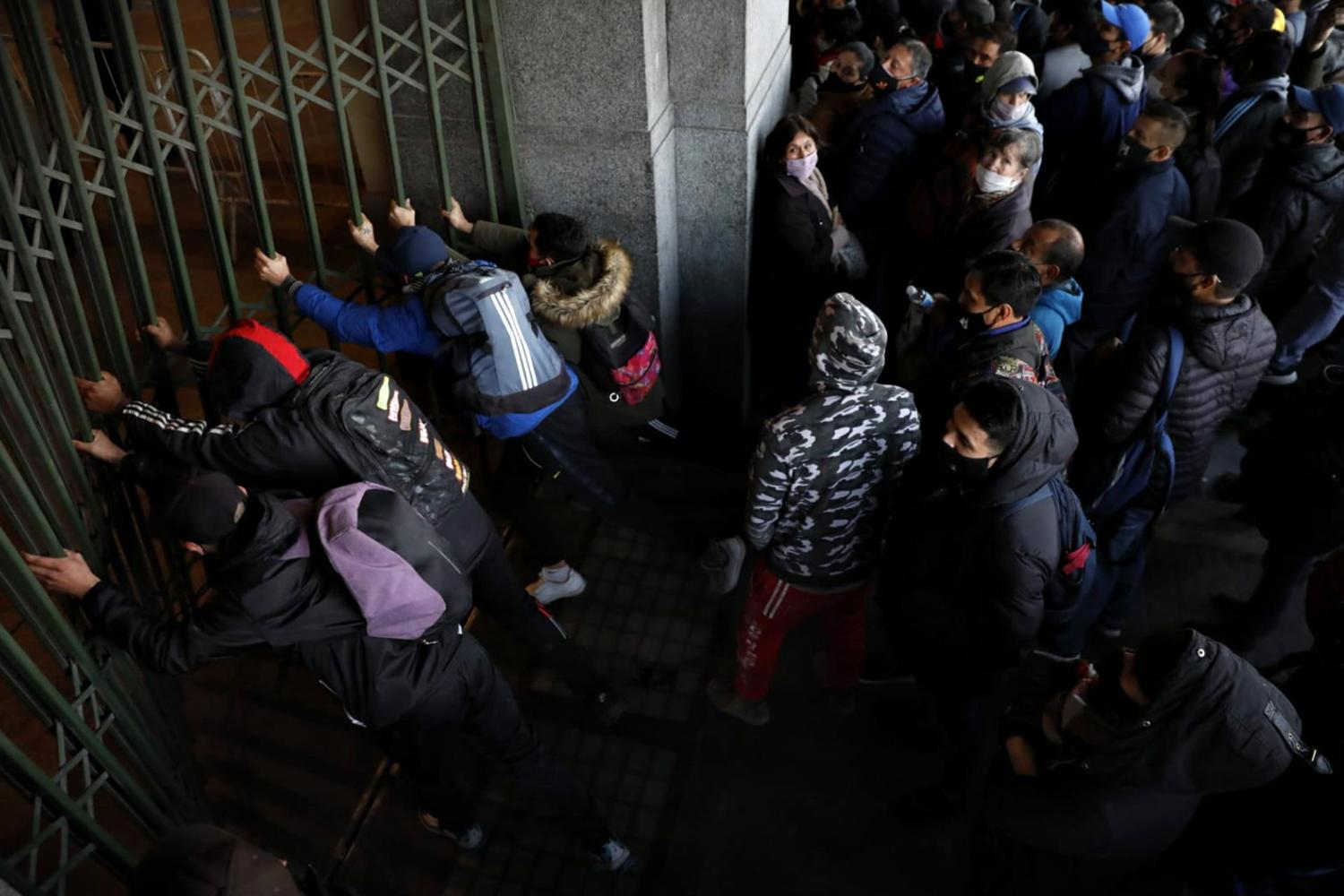 Los pasajeros se cansaron de esperar y tiraron la reja. (Foto: La Nación)