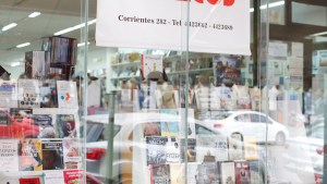 Una librería de Neuquén organizó una colecta de frazadas y alimentos