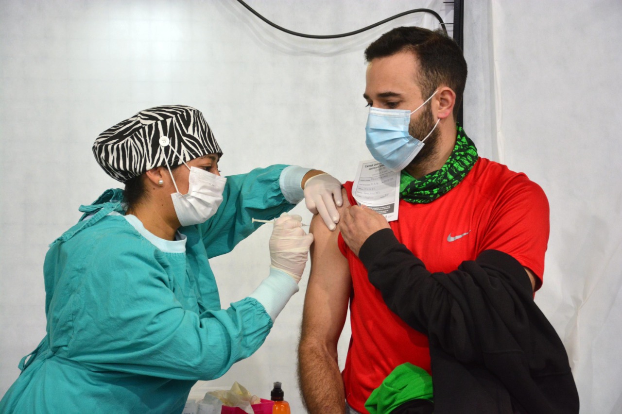 El hospital ya inició la vacunación a mayores de 30 años. Foto: Marcelo Ochoa.