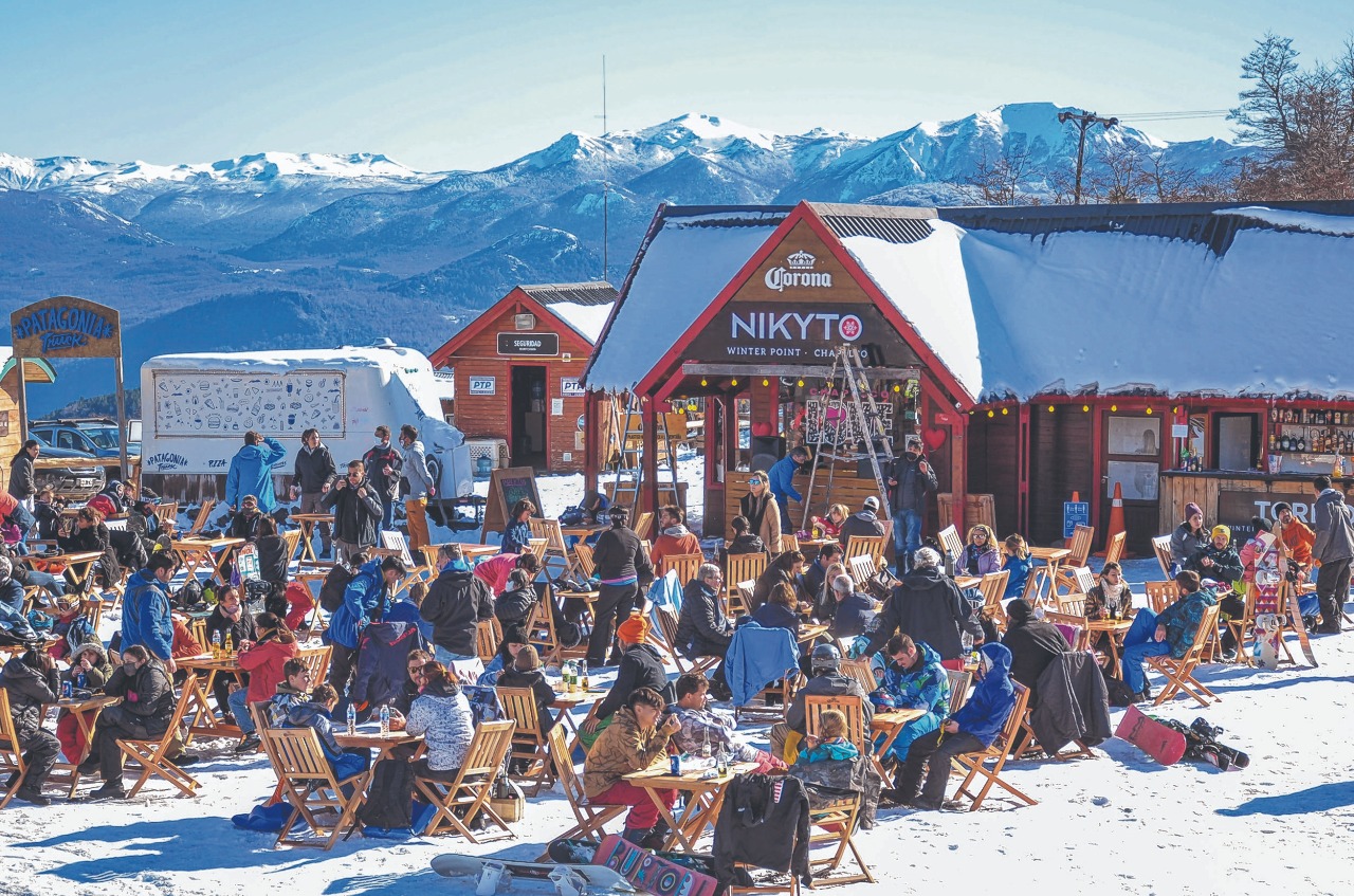 En el cerro Chapelco los visitantes disfrutaron de la nieve de la base, que pisada llegó a los 10 cm. Foto Patricio Rodríguez.