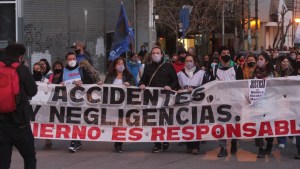 Marcharon por la muerte de Mónica, la maestra: «La escuela no es lugar para morir»