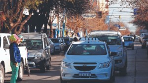 Taxistas de Roca en crisis: los viajes cayeron un 50%