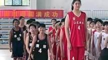 Imagen de Zhang Ziyu, de 14 años y 2,26 metros es la nueva figura del básquet chino