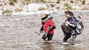 Hace 30 años que cruzan el río a pie para ir a trabajar y estudiar en Cuyin Manzano