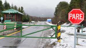 Por fuertes nevadas, cierran el tránsito de camiones por el paso Samoré