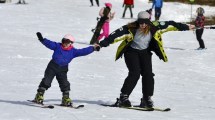 Imagen de Vacaciones de invierno: la magia de aprender a esquiar de niño