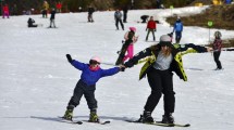 Imagen de El cerro Catedral acorta horarios de esquí por falta de nieve