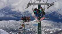 Imagen de Todavía hay nieve y el cerro Catedral busca tentar a los residentes de Bariloche