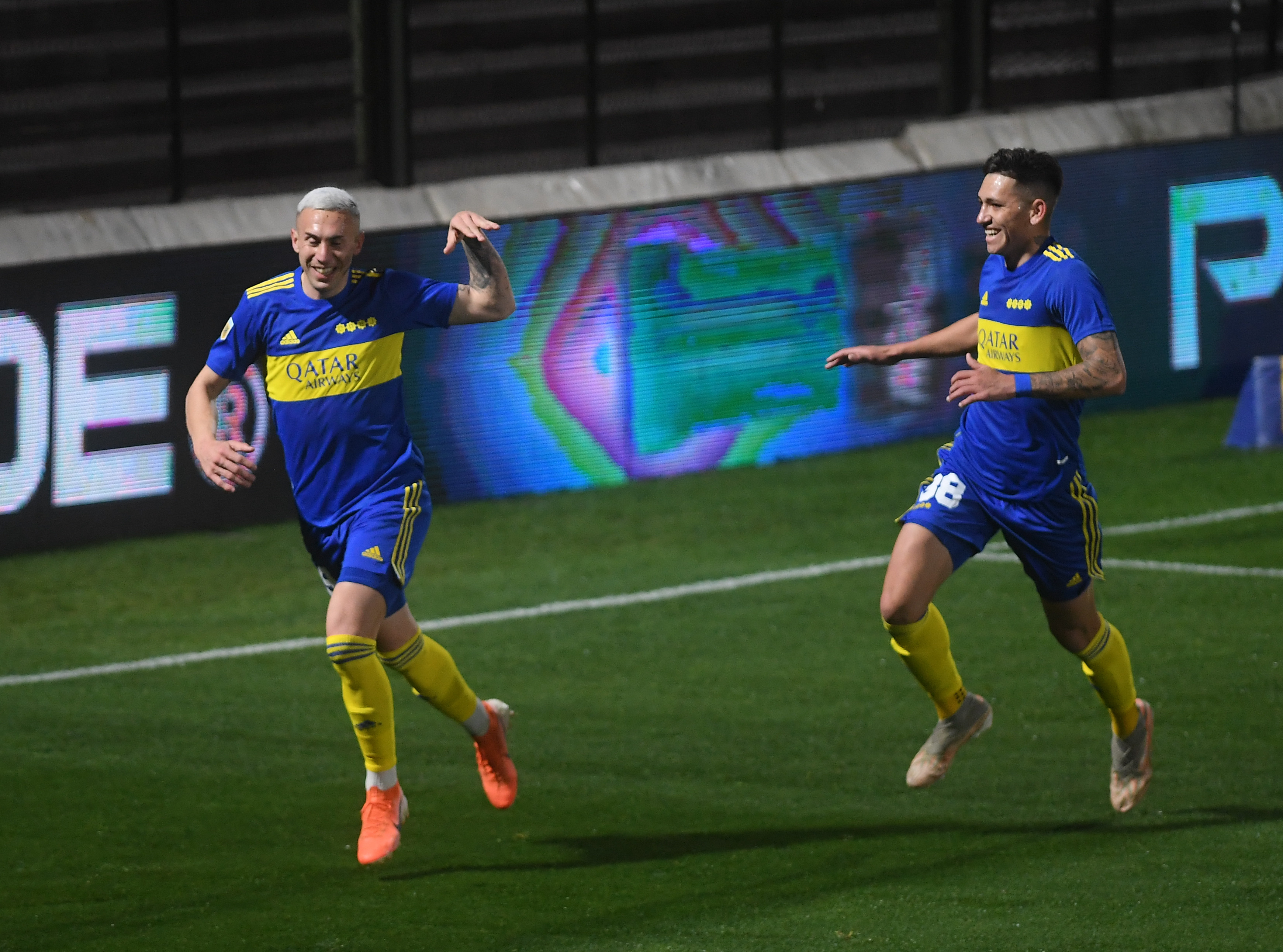 Norberto Briasco (29), festeja el primer gol de  Boca que enfrenta a Platense, en el estadio Ciudad de Vicente López, por la octava fecha del campeonato de la LPF.
Foto: Ramiro Gómez/cf/Telam