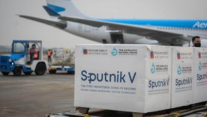 Llegaron 400 mil dosis del componente 2 de la Sputnik V y 200 mil de AstraZeneca