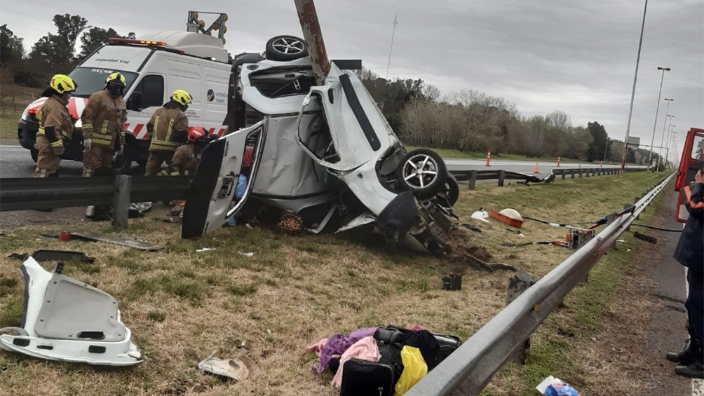 El conductor perdió el control por razones que se desconocen y el rodado colisionó contra una columna
