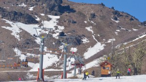 Dos imágenes muestran la escasez de nieve en la Patagonia argentina