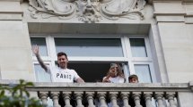 Imagen de Messi pasó por el Parque de los Príncipes y se fue al hotel, donde saludó a los hinchas