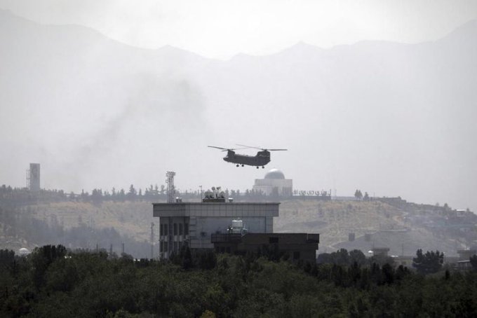 Helicópteros estadounidenses vistos en la embajada de Estados Unidos en Kabul. Foto: gentileza 