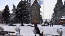 Imagen de VIDEO | Nieve en Bariloche: calles congeladas y clases normales