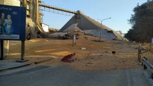 Rosario: el derrumbe de un silo en una planta de Bunge dejó atrapados a dos empleados