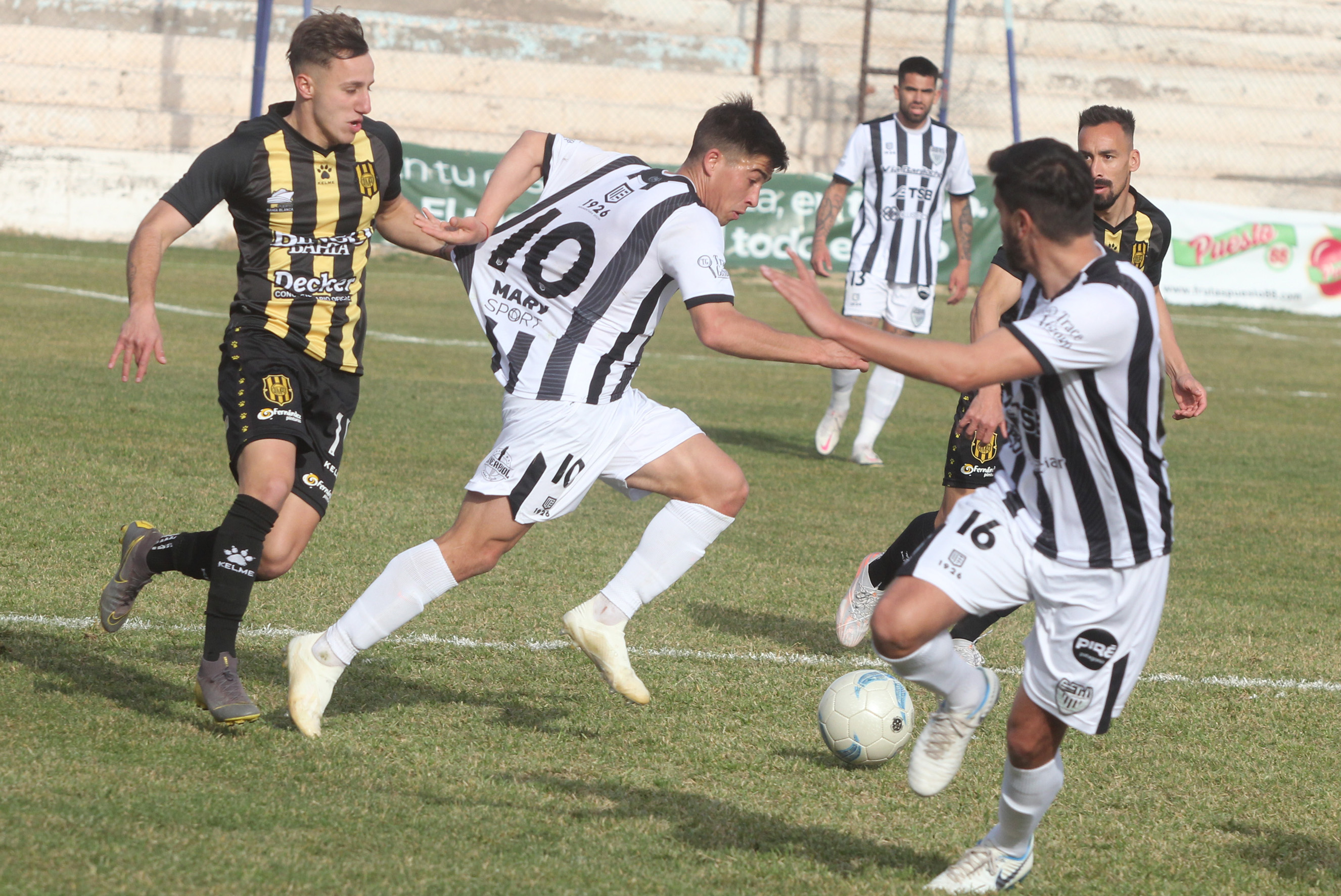 Pettineroli cumplió una buena tarea con Olimpo. Forzó el penal y la roja, en una jugada clave. (Foto: Oscar Livera)