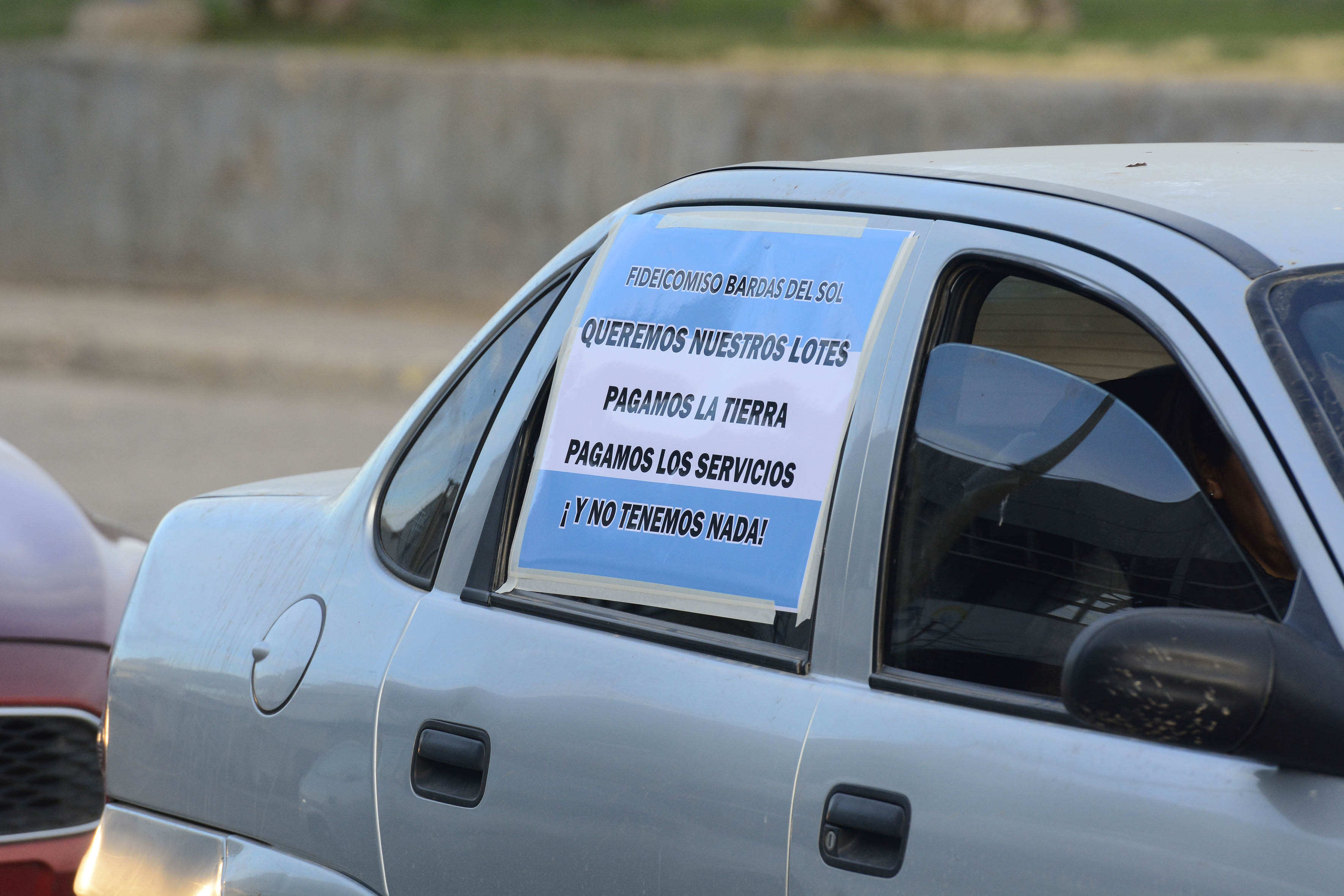 Los vecinos del loteo Bardas del Sol realizaron una protesta por el centro de la ciudad. (Fotos: Andrés Maripe)