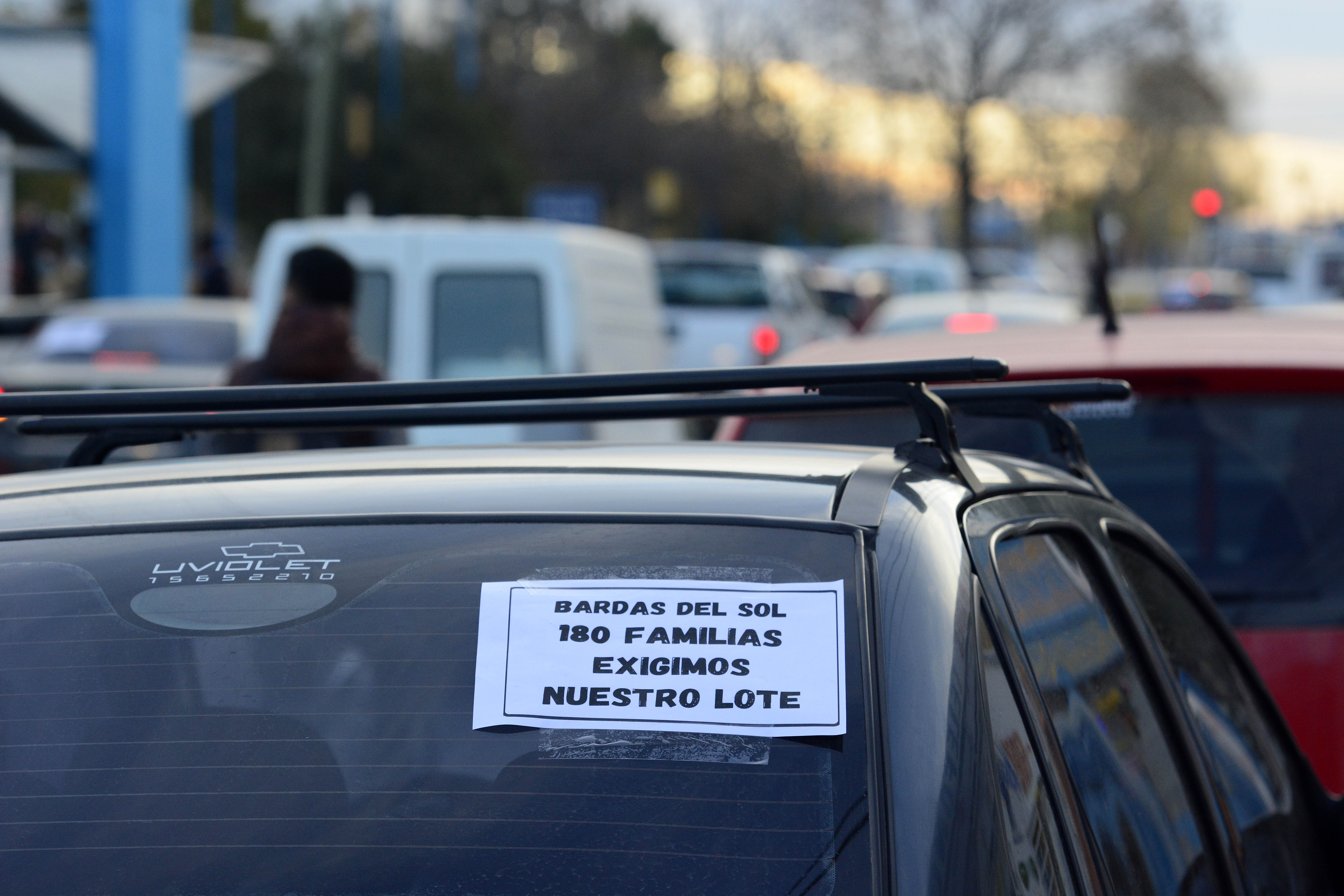 Los vecinos del loteo Bardas del Sol realizaron una protesta por el centro de la ciudad. (Fotos: Andrés Maripe)