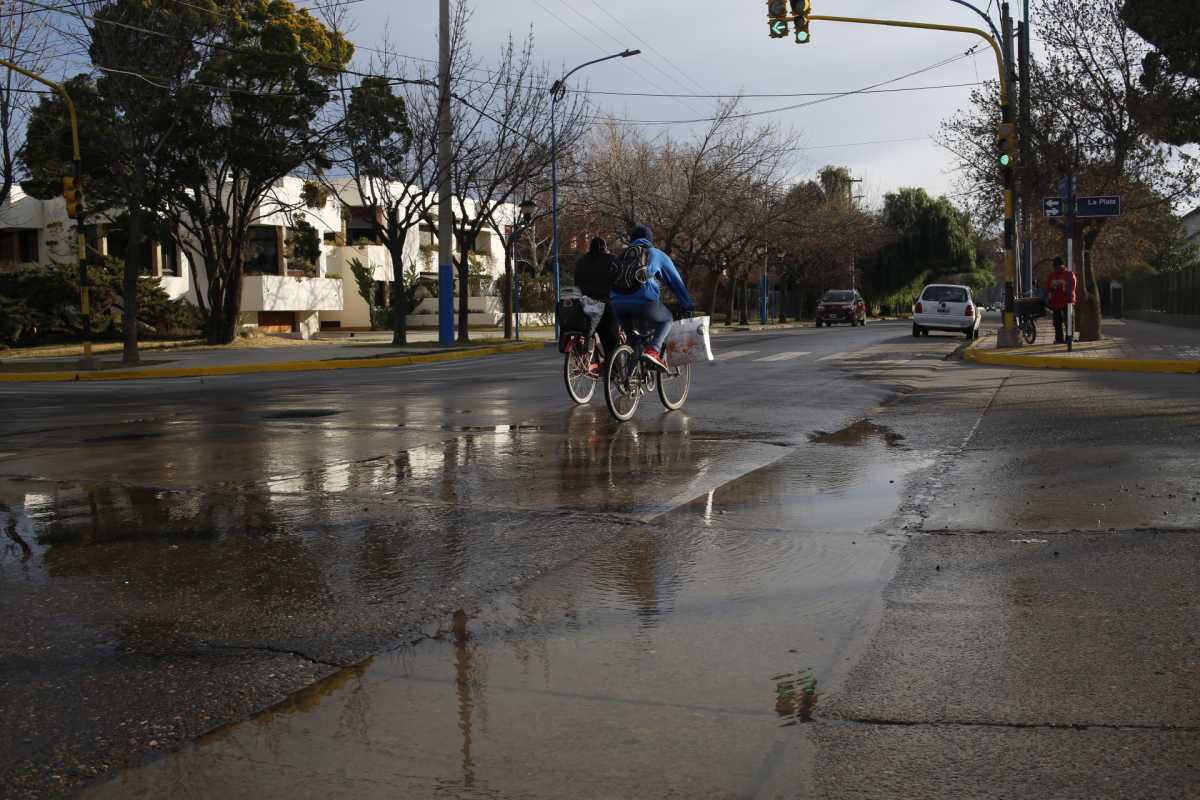 La pérdida de agua en Mendoza y La Plata continúa sin ser reparada. Foto Juan Thomes.