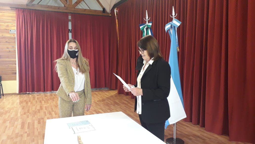 La intendenta Mónica Balseiro tomó juramento a Alejandra Vitale, como nueva secretaria de Desarrollo Social, Género y Familia. Gentileza