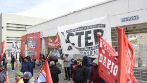 Se manifestaron en la Legislatura y harán un acampe en los puentes la próxima semana